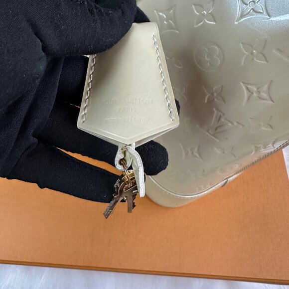 Louis Vuitton Monogram Vernis Blanc Corail Alma GM Satchel - Picture 7 of 15